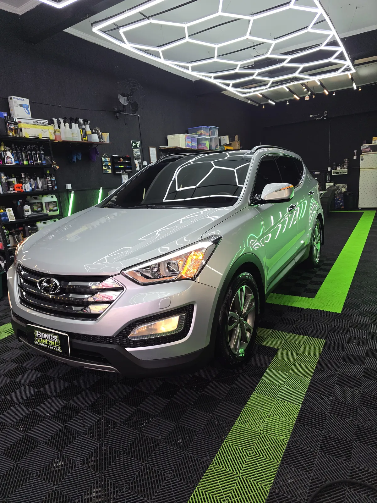 SUV prata no estúdio