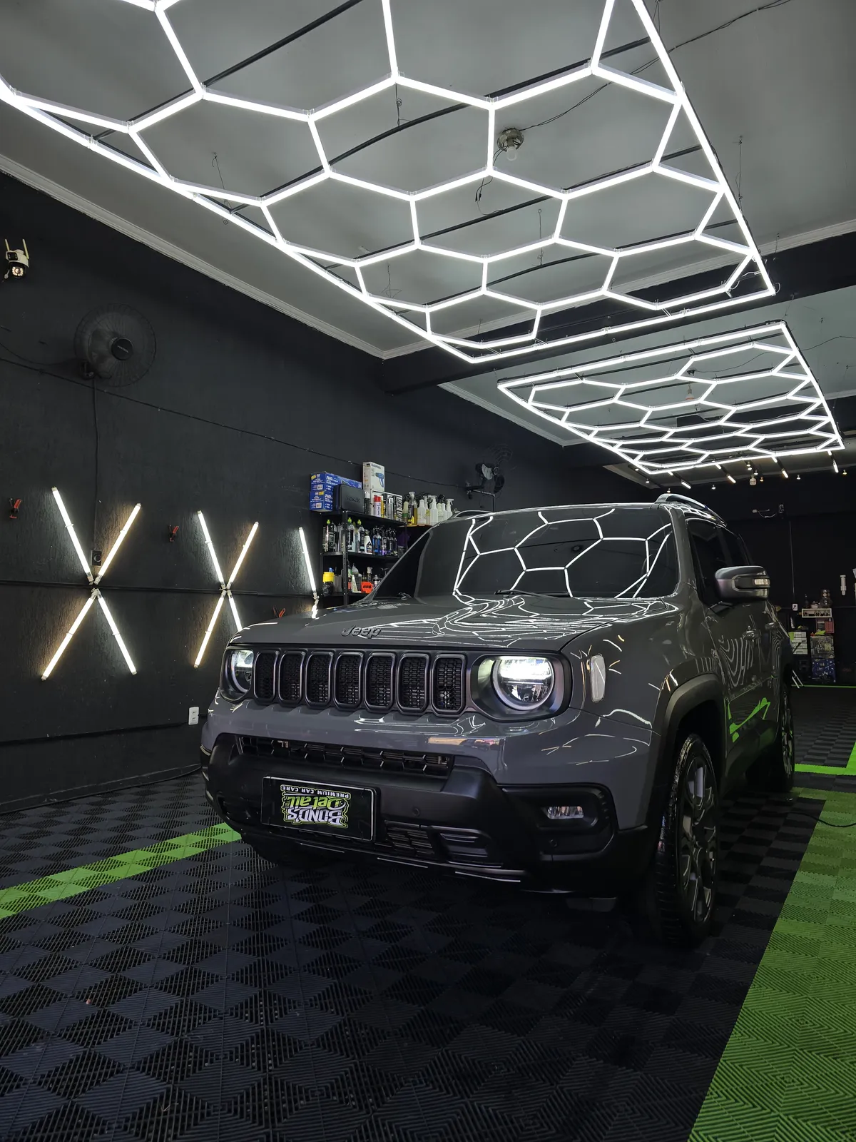 SUV cinza no estúdio