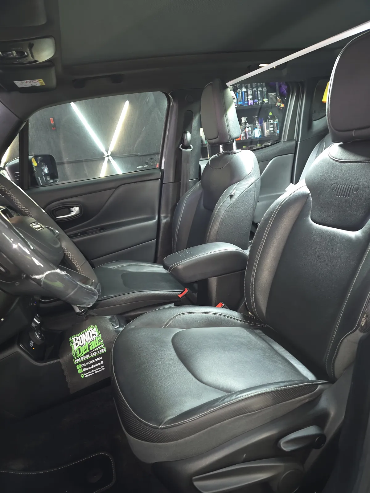 Interior em couro preto detalhado